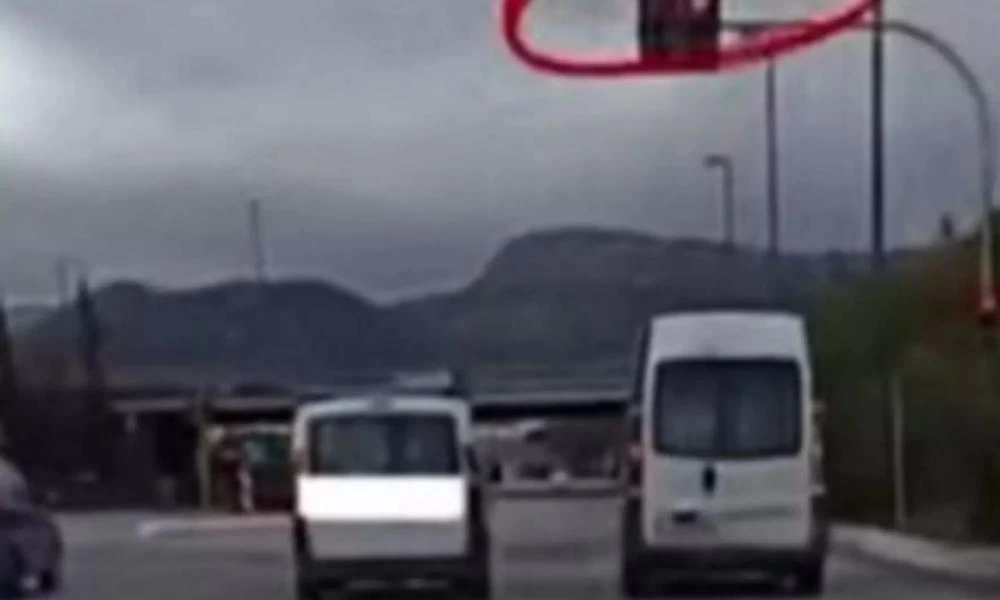 Χανιά: Καρέ - καρέ εγκληματική προσπέραση – Πατάει γκάζι, μπαίνει ανάποδα και περνάει με κόκκινο
